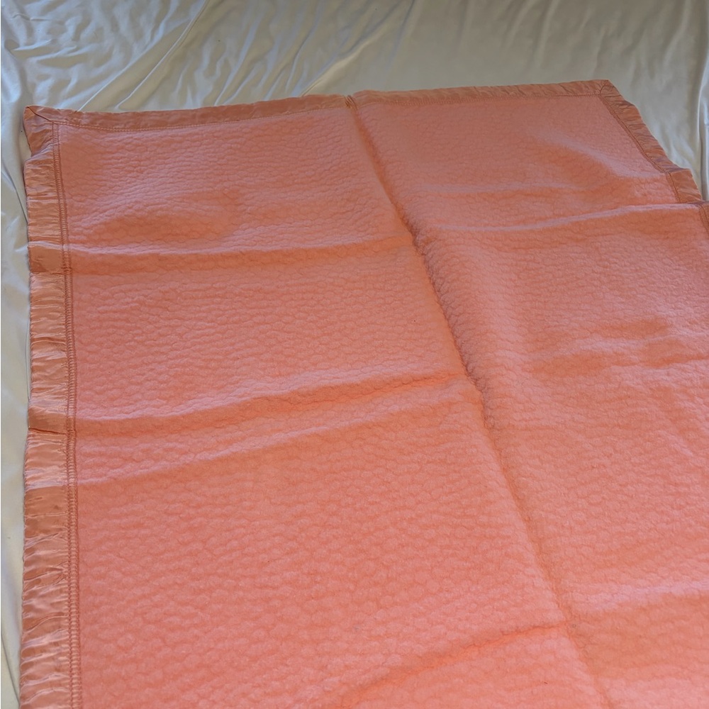 Vintage Pink Acrylic Satin Trim Baby Blanket 36x45 - Picture 4 of 5
